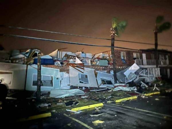 7:00am Major tornado damage near Schooners in Panama City Beach