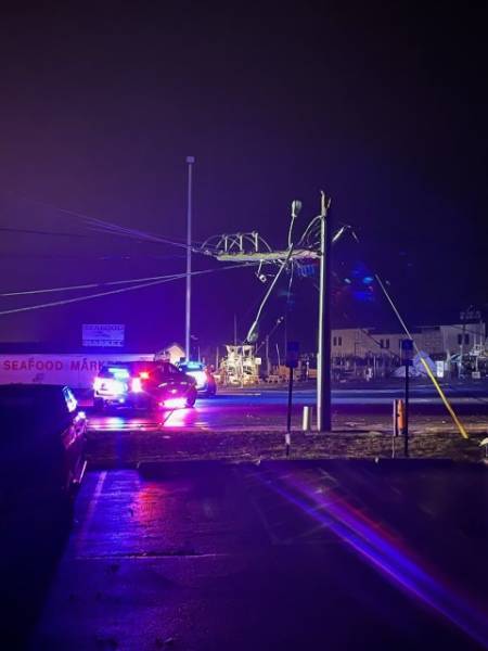 7:00am Major tornado damage near Schooners in Panama City Beach