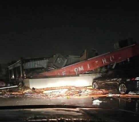 7:00am Major tornado damage near Schooners in Panama City Beach