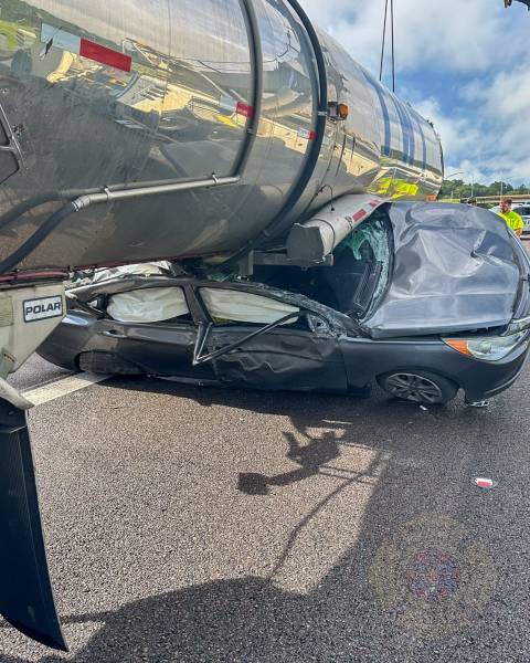 Moblie Fire-Resuce Department to Vehicle Trapped Under Tanker on Nortbound Lanes of I-65 North